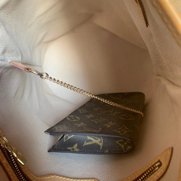 Authentic Louis Vuitton Monogram GM Bucket Bag with pouch. - Picture 8 of 16